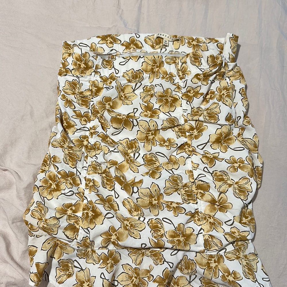 Super cute slim fitting skirt